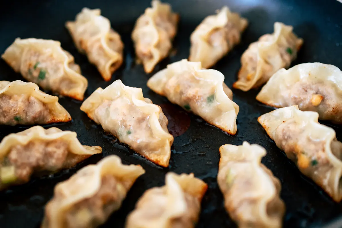 Raviolis japonais : Découvrez la recette authentique des gyozas